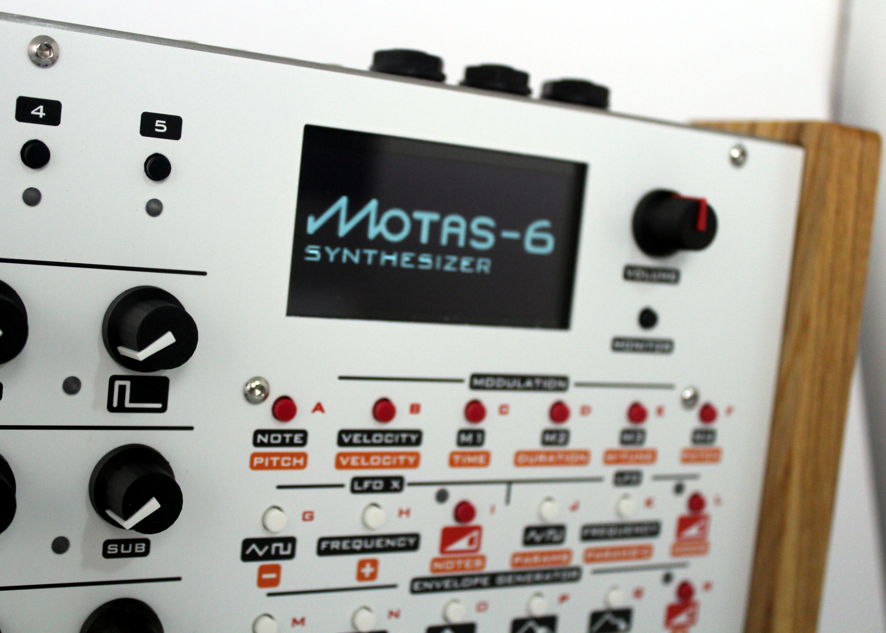 Motas-6 zoom showing OLED screen